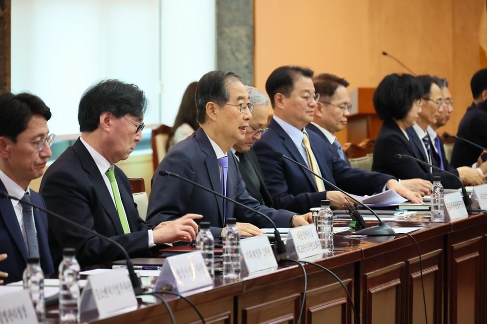 한덕수 대통령 권한대행 국무총리가 17일 세종대로 정부서울청사에서 제6차 2025년 아시아태평양경제협력체(APEC) 정상회의 준비위원회를 주재하고 있다.