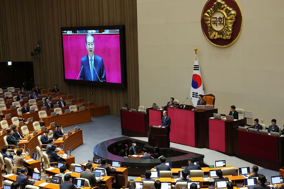 한덕수 대통령 권한대행 국무총리가 24일 여의도 국회 본회의장에서 추가경정예산안 시정연설을 하고 있다.