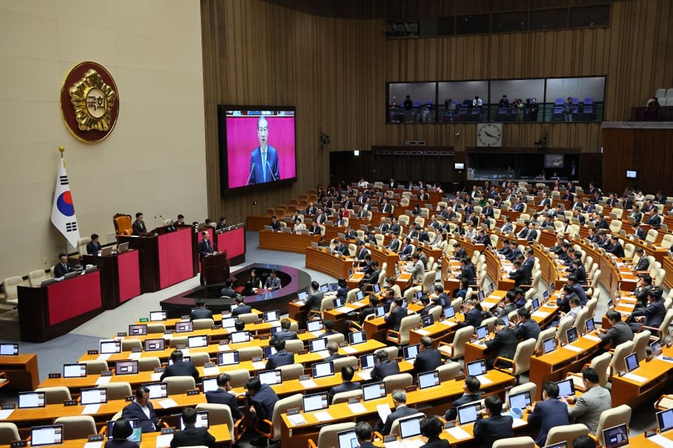 한덕수 대통령 권한대행 국무총리가 24일 여의도 국회 본회의장에서 추가경정예산안 시정연설을 하고 있다.