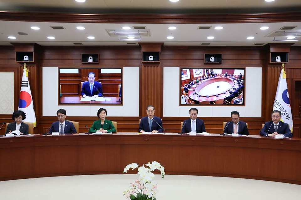 한덕수 대통령 권한대행 국무총리가 24일 세종대로 정부서울청사에서 열린 국정현안관계장관회의를 주재, 모두발언을 하고 있다.