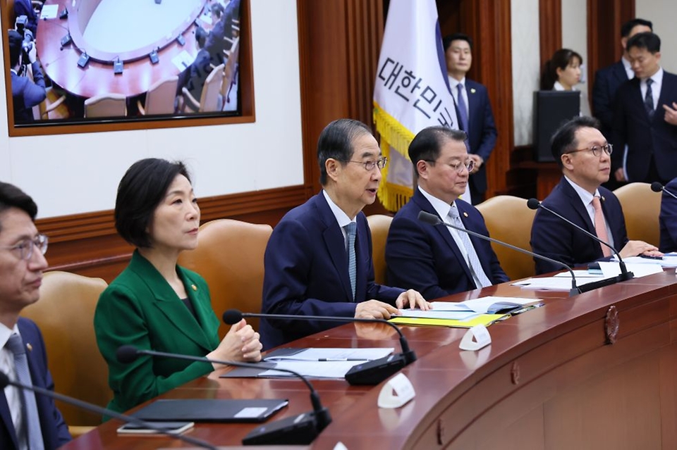 한덕수 대통령 권한대행 국무총리가 24일 세종대로 정부서울청사에서 열린 국정현안관계장관회의를 주재, 모두발언을 하고 있다.