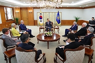 美 학계·전직 인사 대표단 접견 사진 1