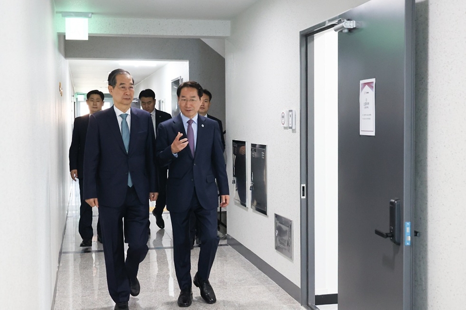 한덕수 대통령 권한대행 국무총리가 24일 인천 미추홀구 천원주택 현장을 방문, 주거환경을 점검하고 있다.