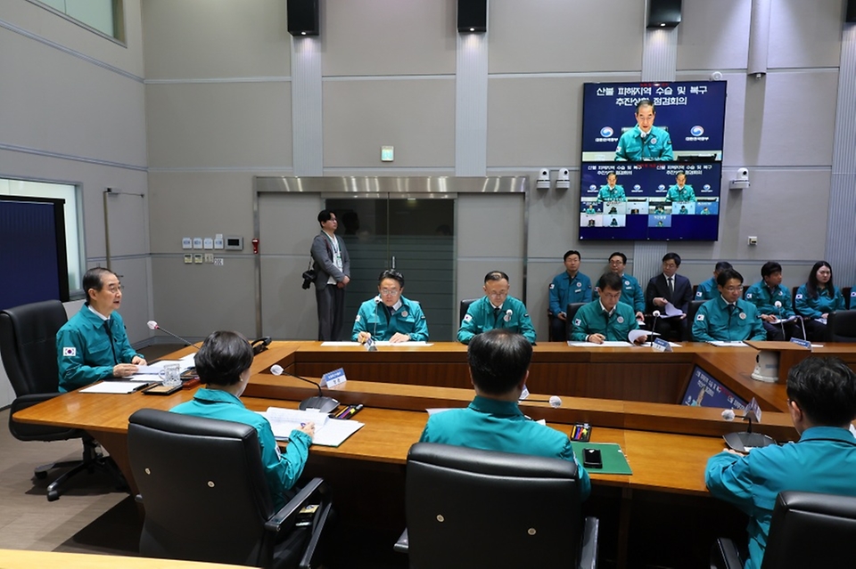 한덕수 대통령 권한대행 국무총리가 24일 세종대로 정부서울청사 중앙재난상황실에서 산불 피해지역 수습 및 복구 추진상황 점검회의를 주재하고 있다.