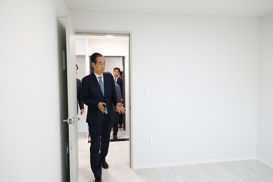 한덕수 대통령 권한대행 국무총리가 24일 인천 미추홀구 천원주택 현장을 방문, 주거환경을 점검하고 있다.