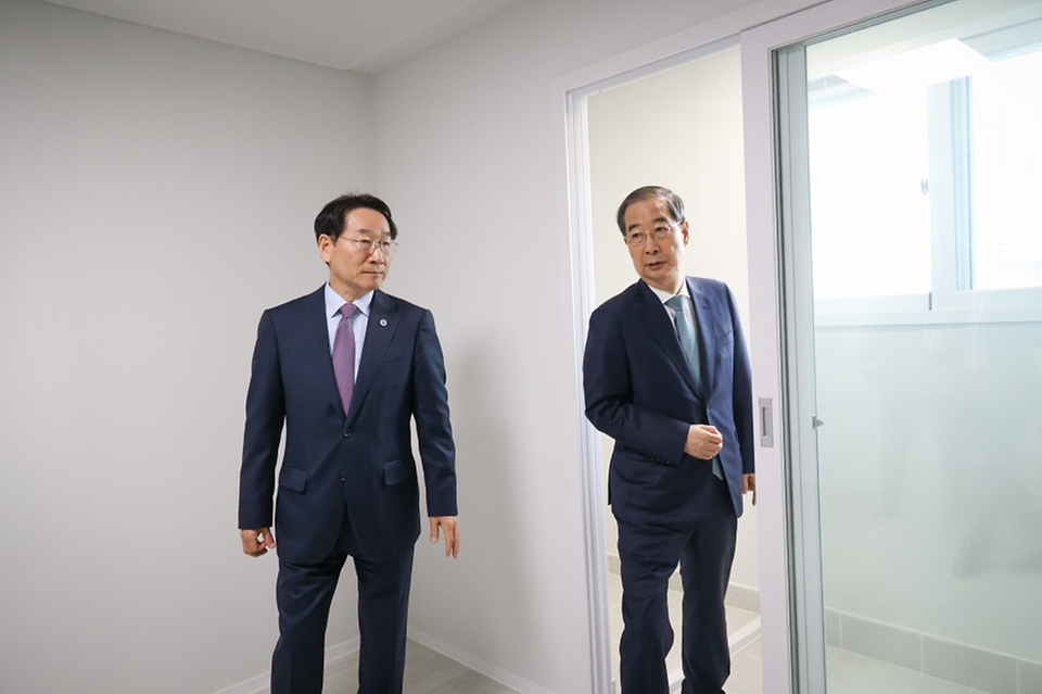한덕수 대통령 권한대행 국무총리가 24일 인천 미추홀구 천원주택 현장을 방문, 주거환경을 점검하고 있다.