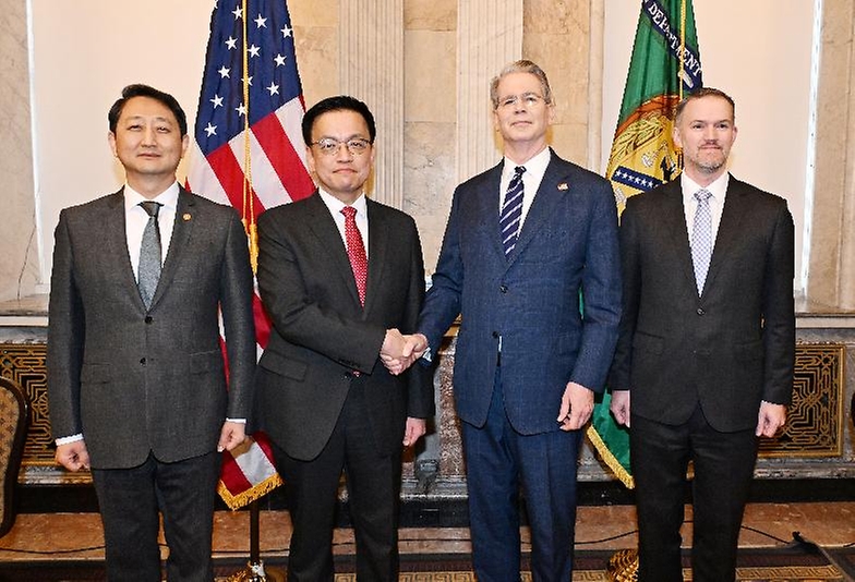 주요 20개국(G20) 재무장관회의 및 국제통화금융위원회(IMFC)에 참석차 미국 워싱턴 D.C.를 방문중인 최상목 부총리 겸 기획재정부 장관이 안덕근 산업통상자원부 장관과 함께 4월 24일(현지시간) 미국 재무부에서 열린 '한-미 2+2 통상협의(Trade Consultation)'에 참석, 스콧 베센트 미국재무장관, 제이미슨 그리어 미국무역대표부(USTR) 대표와 회의시작에 앞서 기념사진을 찍고 있다.