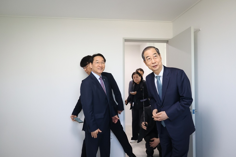 한덕수 대통령 권한대행 국무총리가 24일 인천 미추홀구 천원주택 현장을 방문, 주거환경을 점검하고 있다.