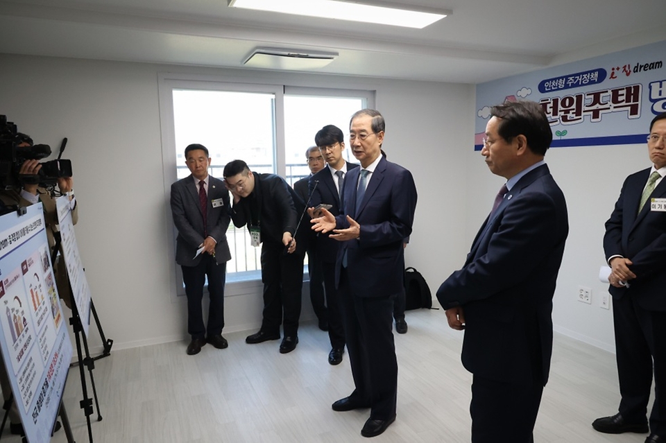 한덕수 대통령 권한대행 국무총리가 24일 인천 미추홀구 천원주택 현장을 방문, 주거환경을 점검하고 있다.