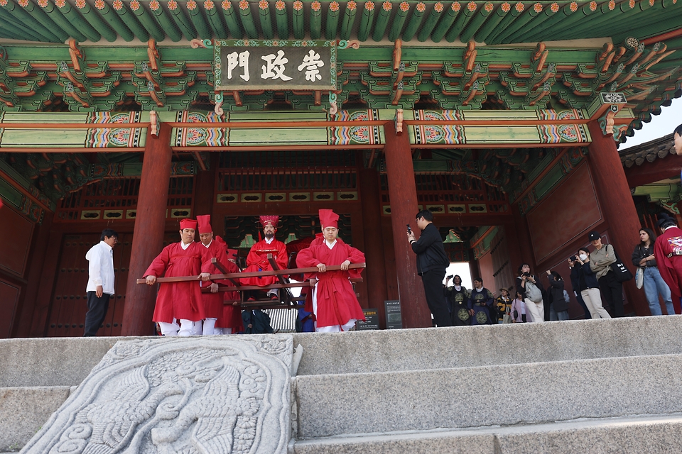 24일 서울 종로구 경희궁에서 한일 국교 정상화 60주년을 기념하는 조선통신사 행렬 재현행사가 열리고 있다. 