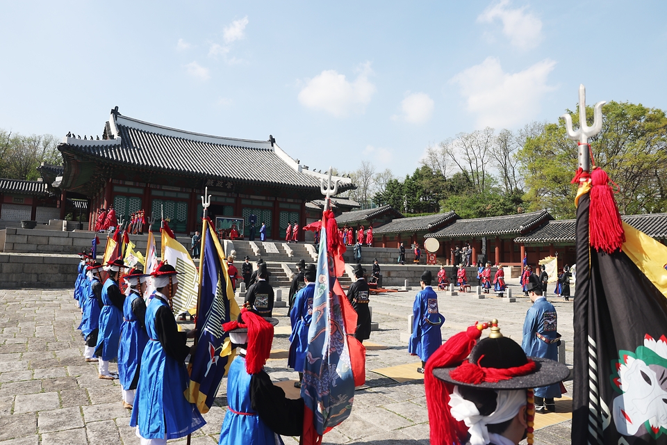 24일 서울 종로구 경희궁에서 한일 국교 정상화 60주년을 기념하는 조선통신사 행렬 재현행사가 열리고 있다. 