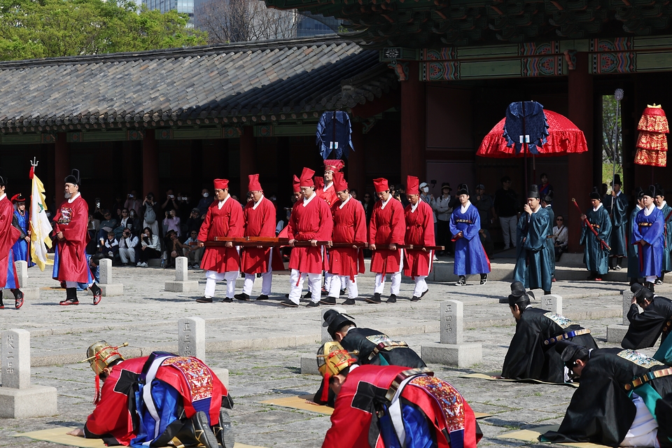 24일 서울 종로구 경희궁에서 한일 국교 정상화 60주년을 기념하는 조선통신사 행렬 재현행사가 열리고 있다. 
