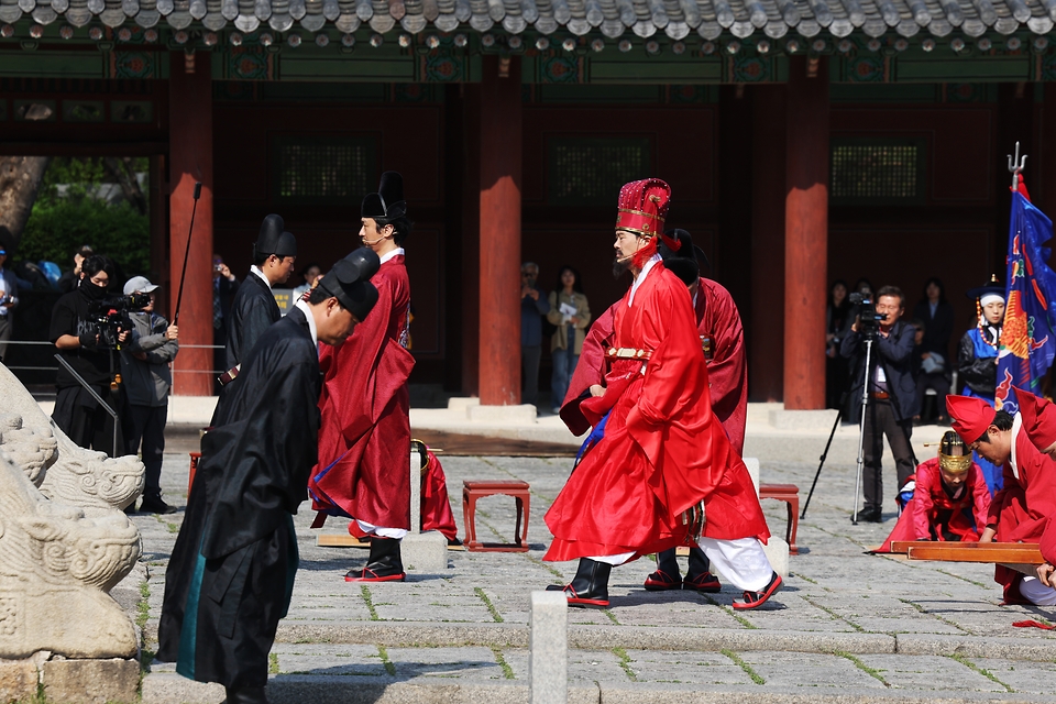 24일 서울 종로구 경희궁에서 한일 국교 정상화 60주년을 기념하는 조선통신사 행렬 재현행사가 열리고 있다. 