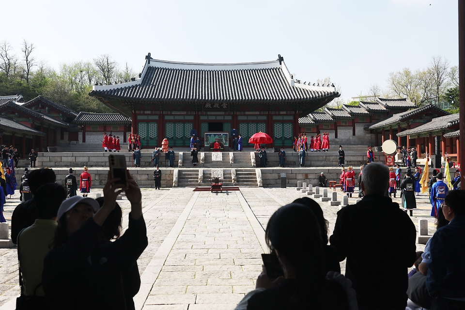 24일 서울 종로구 경희궁에서 한일 국교 정상화 60주년을 기념하는 조선통신사 행렬 재현행사가 열리고 있다. 