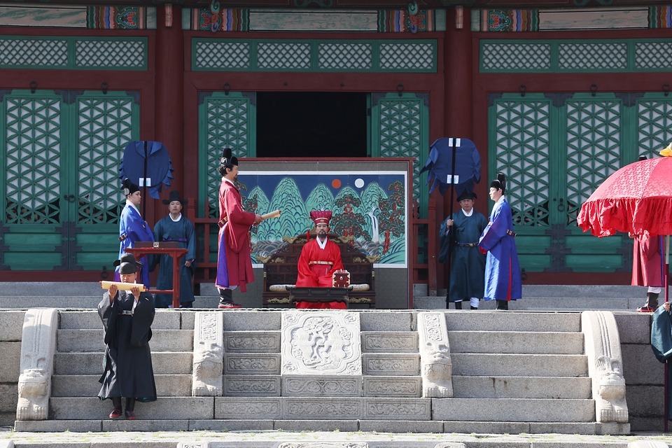 24일 서울 종로구 경희궁에서 한일 국교 정상화 60주년을 기념하는 조선통신사 행렬 재현행사가 열리고 있다. 