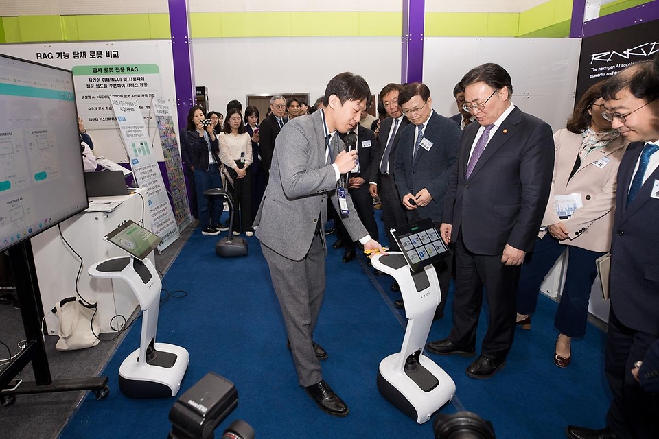 유상임 과학기술정보통신부 장관이 24일 오후 서울 강남구 코엑스에서 열린 '2025 월드IT쇼' 에 참석해 'KT AI 스타디움' 에서 시구를 하고 있다.