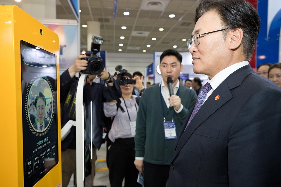 유상임 과학기술정보통신부 장관이 24일 오후 서울 강남구 코엑스에서 열린 '2025 월드IT쇼' 에 참석해 'KT AI 스타디움' 에서 시구를 하고 있다.