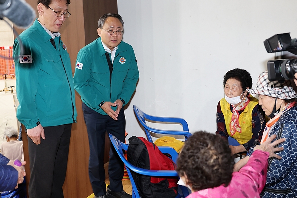 고기동 행정안전부 장관 직무대행이 28일 오후 대구 북구 대형산불 피해로 인한 일시 주민대피소가 마련된 팔당초등학교 대강당을 방문하여 주민들을 격려하고 있다.