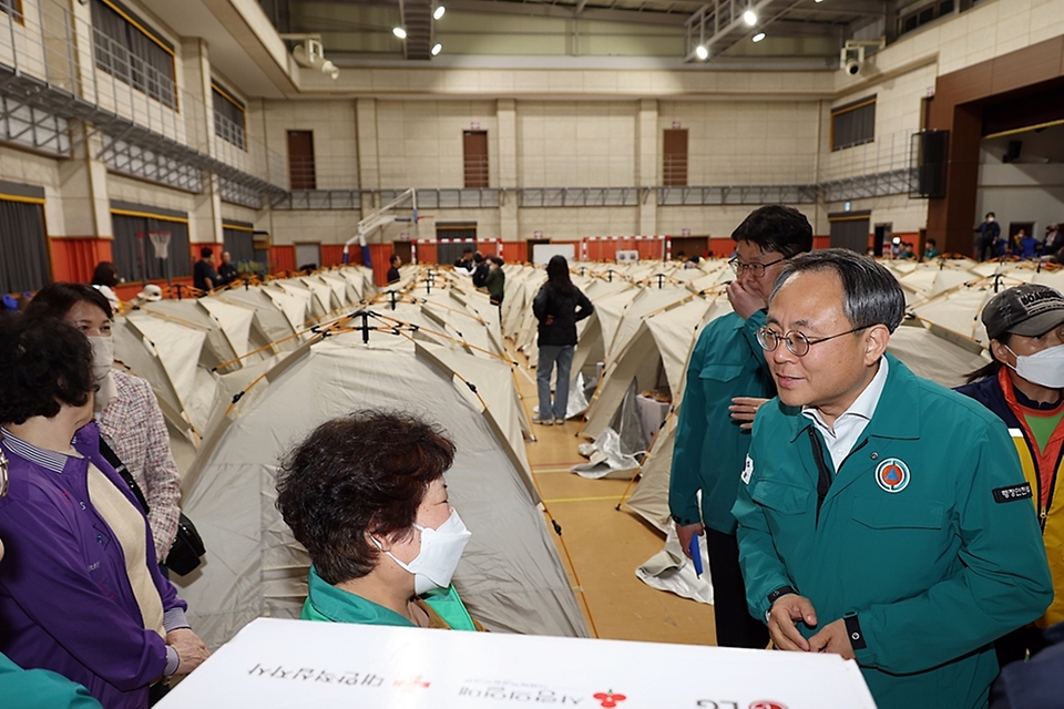 고기동 행정안전부 장관 직무대행이 28일 오후 대구 북구 대형산불 피해로 인한 일시 주민대피소가 마련된 팔당초등학교 대강당을 방문하여 주민들을 격려하고 있다.