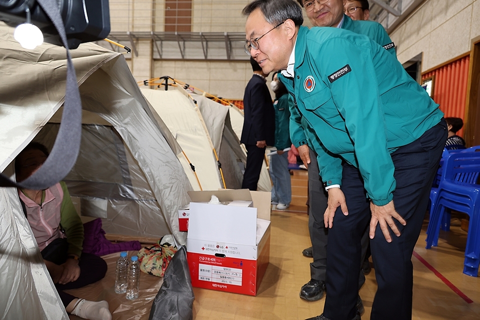 고기동 행정안전부 장관 직무대행이 28일 오후 대구 북구 대형산불 피해로 인한 일시 주민대피소가 마련된 팔당초등학교 대강당을 방문하여 주민들을 격려하고 있다.