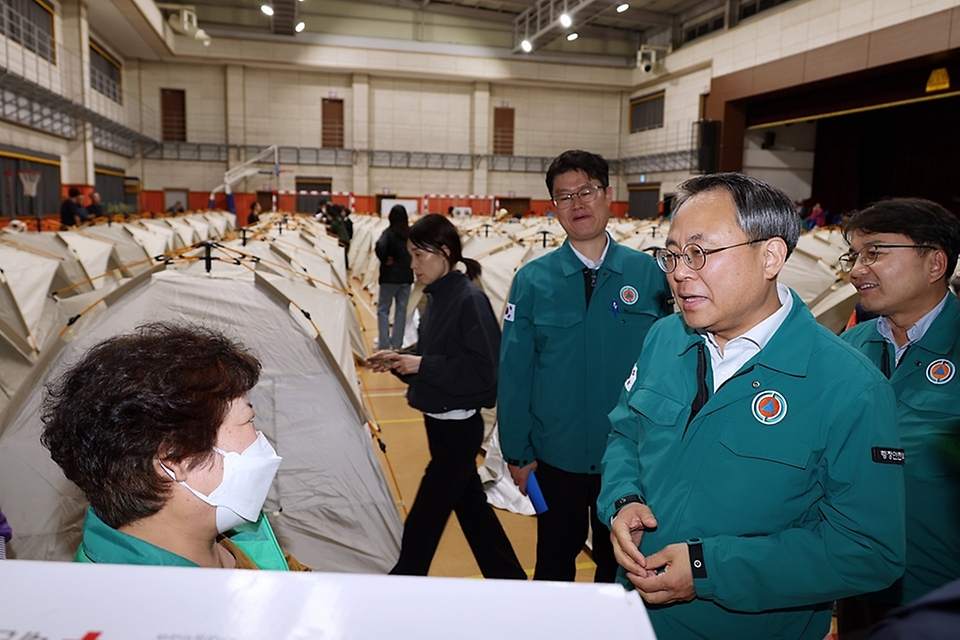 고기동 행정안전부 장관 직무대행이 28일 오후 대구 북구 대형산불 피해로 인한 일시 주민대피소가 마련된 팔당초등학교 대강당을 방문하여 주민들을 격려하고 있다.