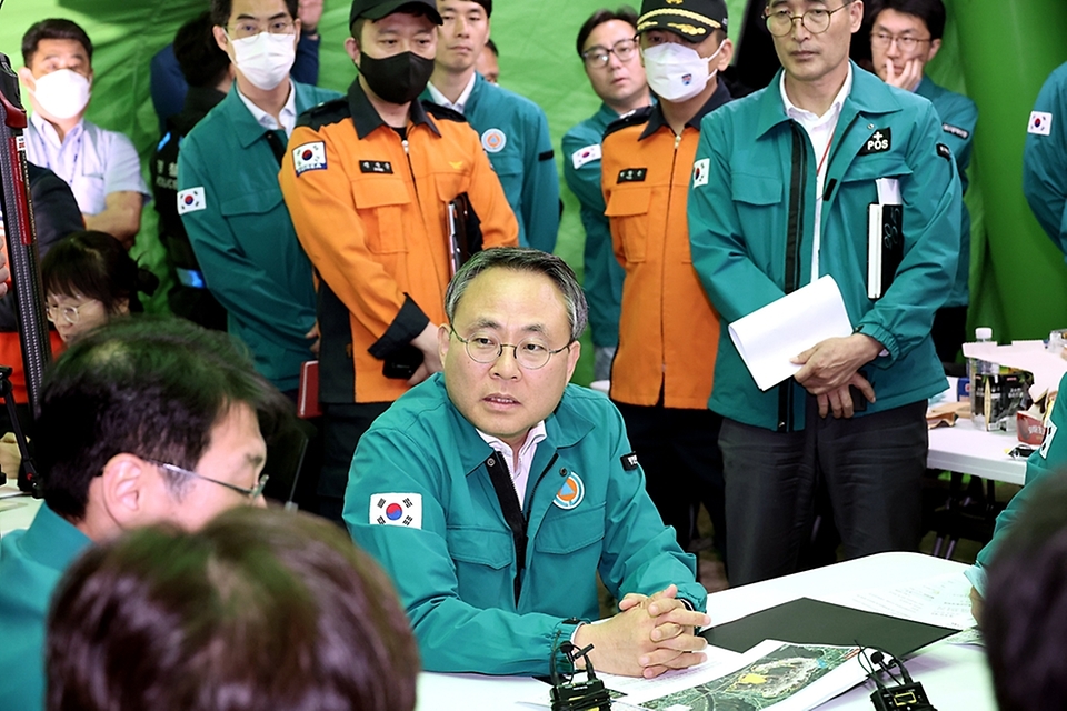 고기동 행정안전부 장관 직무대행이 28일 오후 대구 북구 산불현장통합지휘본부를 방문하여 산불 진화 및 피해상황 등을 점검하고 있다.