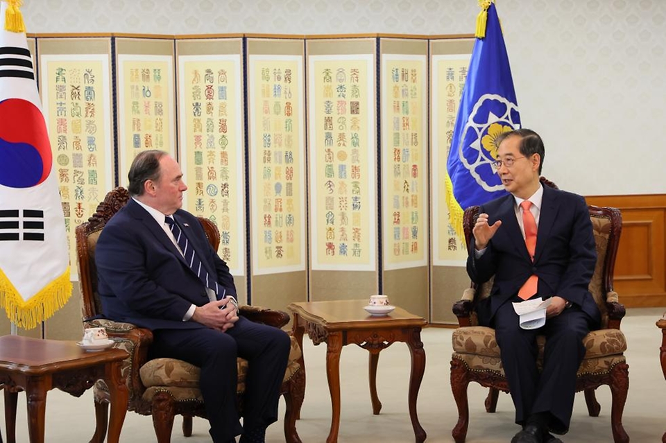 한덕수 대통령 권한대행 국무총리가 30일 세종대로 정부서울청사에서 존 펠란 美 해군성 장관을 접견, 인사 및 환담을 나누고 있다.