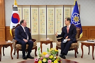 존 펠란 美 해군성 장관 접견 사진 3