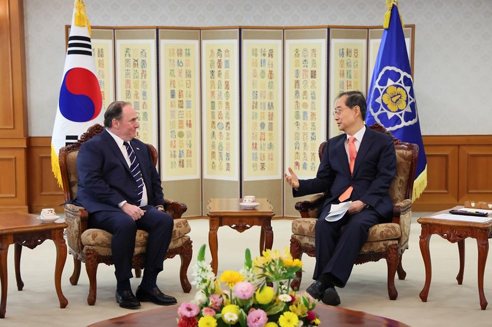 한덕수 대통령 권한대행 국무총리가 30일 세종대로 정부서울청사에서 존 펠란 美 해군성 장관을 접견, 인사 및 환담을 나누고 있다.