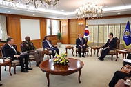 존 펠란 美 해군성 장관 접견 사진 1