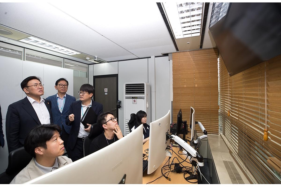 유상임 과학기술정보통신부 장관이 3일 오전 서울 송파구 한국인터넷진흥원 인터넷침해대응센터를 방문해 이상중 한국인터넷진흥원장과 이동근 디지털위협대응본부장으로부터 통신사 사고분석 진행상황에 대해 설명 듣고 있다.