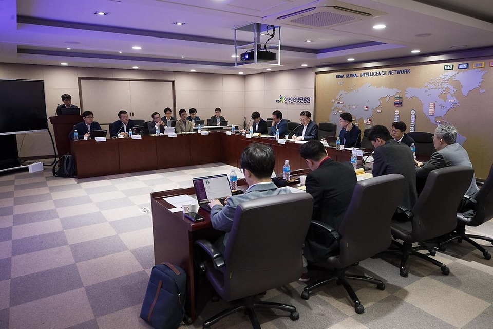 유상임 과학기술정보통신부 장관이 3일 오전 서울 송파구 한국인터넷진흥원 인터넷침해대응센터를 방문해 이상중 한국인터넷진흥원장과 이동근 디지털위협대응본부장으로부터 통신사 사고분석 진행상황에 대해 설명 듣고 있다.
