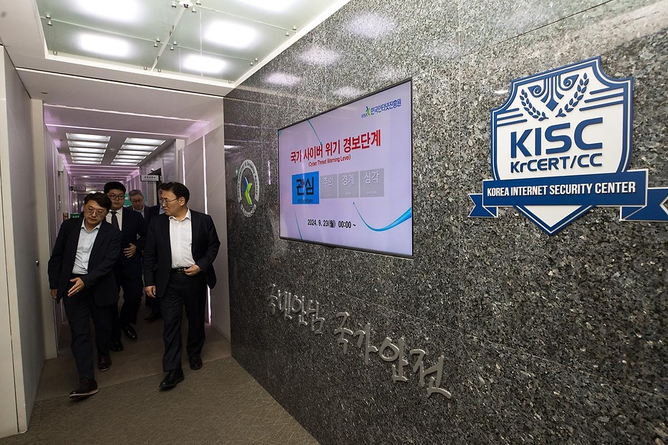 유상임 과학기술정보통신부 장관이 3일 오전 서울 송파구 한국인터넷진흥원 인터넷침해대응센터를 방문해 이상중 한국인터넷진흥원장과 이동근 디지털위협대응본부장으로부터 통신사 사고분석 진행상황에 대해 설명 듣고 있다.