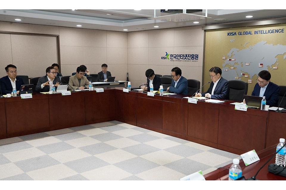 유상임 과학기술정보통신부 장관이 3일 오전 서울 송파구 한국인터넷진흥원 인터넷침해대응센터를 방문해 이상중 한국인터넷진흥원장과 이동근 디지털위협대응본부장으로부터 통신사 사고분석 진행상황에 대해 설명 듣고 있다.