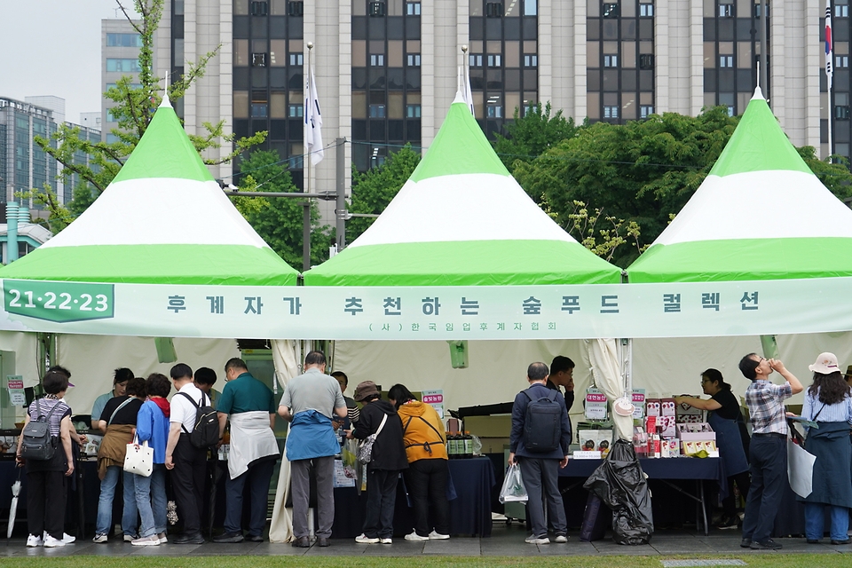 임상섭 산림청장이 16일 서울 광화문광장에서 열린 '2025년 우리임산물 숲푸드 대축제'에 참석했다.