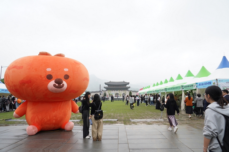 임상섭 산림청장이 16일 서울 광화문광장에서 열린 '2025년 우리임산물 숲푸드 대축제'에 참석했다.