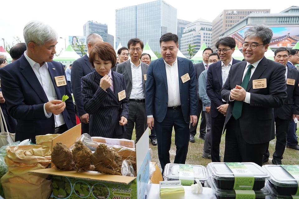 임상섭 산림청장이 16일 서울 광화문광장에서 열린 '2025년 우리임산물 숲푸드 대축제'에 참석했다.