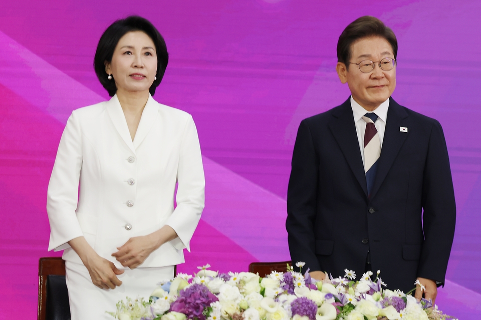 이재명 대통령과 김혜경 여사가 4일 서울 여의도 국회에서 열린 제21대 대통령 취임선서식에 참석하고 있다. 
