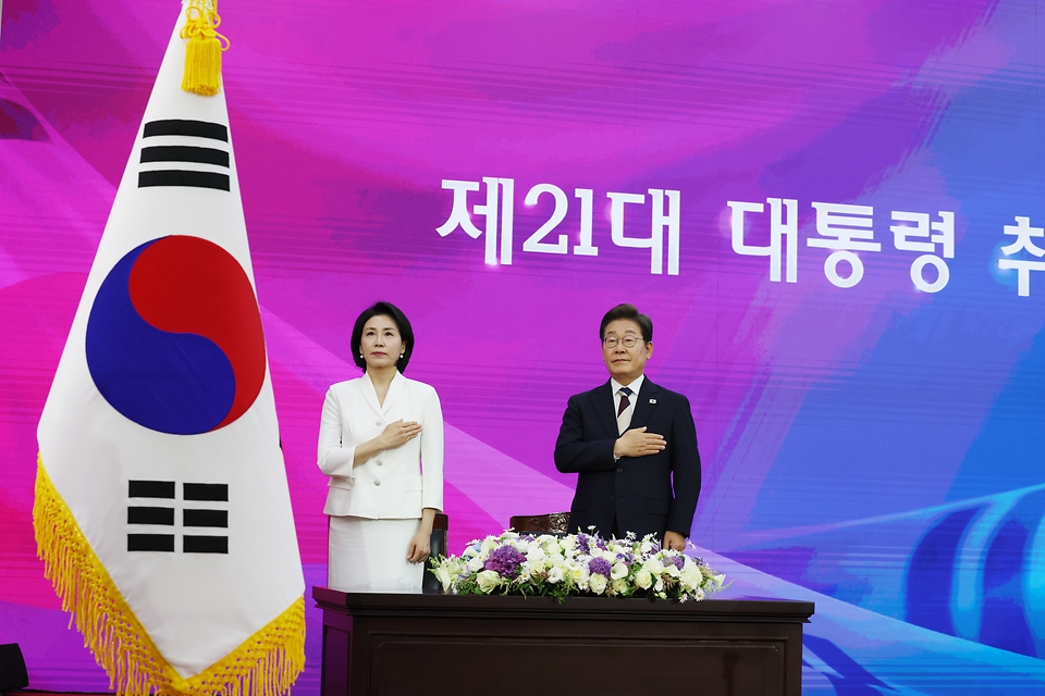 이재명 대통령과 김혜경 여사가 4일 서울 여의도 국회에서 열린 제21대 대통령 취임선서식에서 국기에 경례하고 있다.