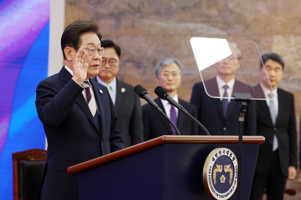이재명 대통령이 4일 서울 여의도 국회에서 열린 제21대 대통령 취임선서식에서 국민께 드리는 말씀 연설을 하고 있다.
