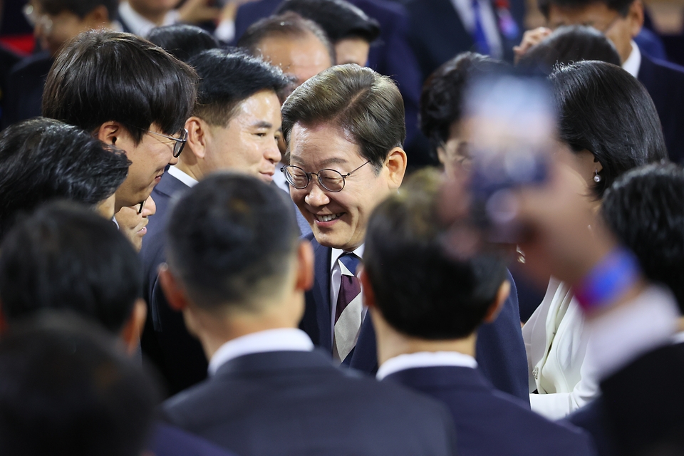 이재명 대통령이 4일 서울 여의도 국회에서 열린 제21대 대통령 취임선서식에서 인사를 하고 있다.