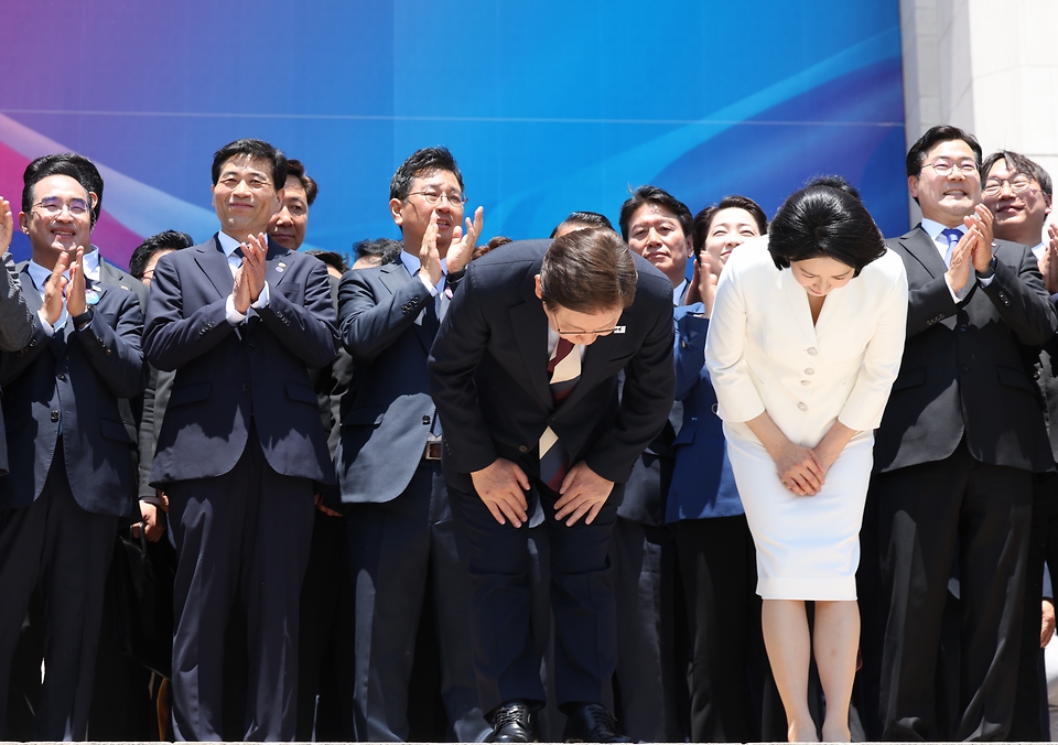 이재명 대통령과 김혜경 여사가 4일 서울 여의도 국회에서 열린 제21대 대통령 취임선서식을 마친 뒤 시민을 향해 인사를 하고 있다. 