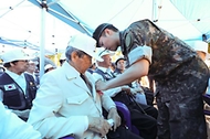 호국보훈의 달, 영웅 가슴에 꽃 한 송이 동맹의 미소로 활짝 피다 사진 1