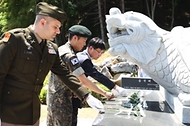 호국보훈의 달, 영웅 가슴에 꽃 한 송이 동맹의 미소로 활짝 피다 사진 3