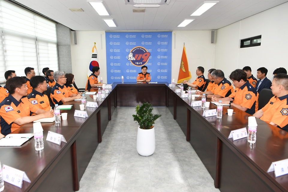 허석곤 소방청장은 16일 오후 관악소방서에서 여름철 소방안전대책 중점 추진사항들을 점검하고 상황실을 살펴봤다.
