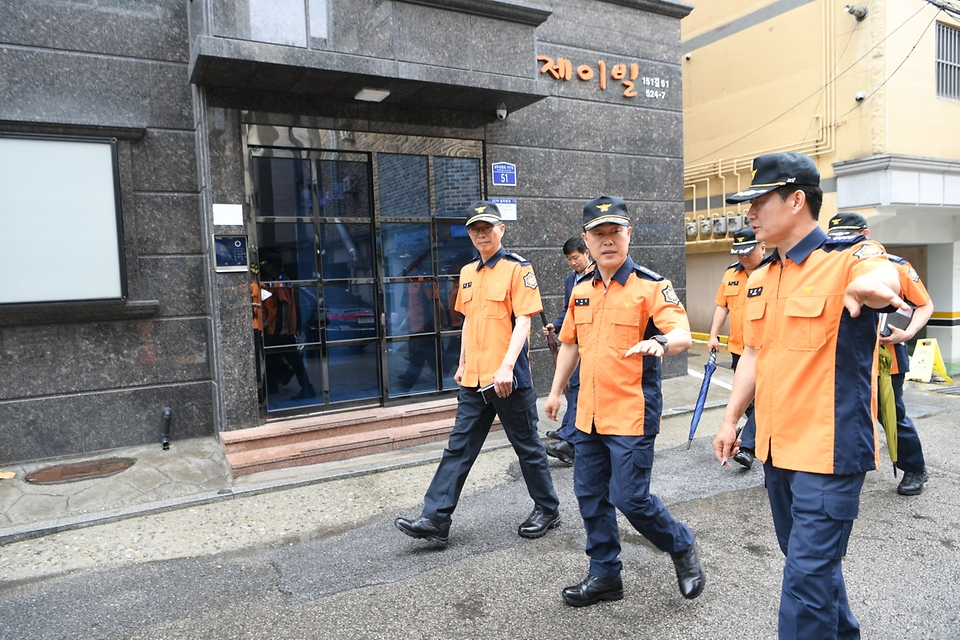 허석곤 소방청장은 16일 오후 서울 관악구 신림동 반지하 주거시설을 직접 방문해 저지대 침수 사고에 대비한 대응·대책을 점검하고 침수 사고를 예방하기 위한 방지시설의 보강 여부와 실효성을 점검했다.
