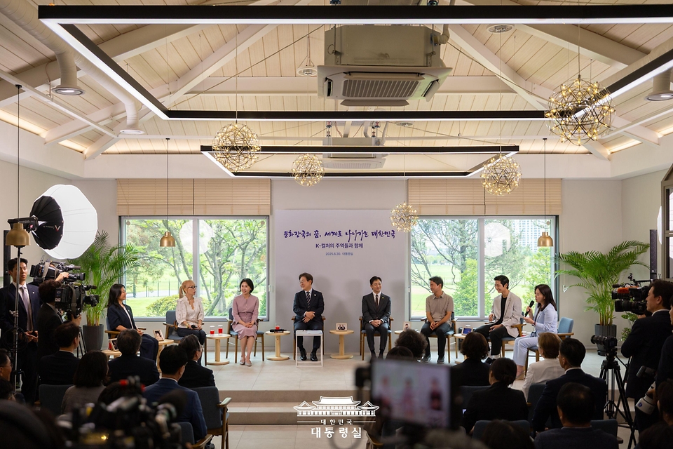 이재명 대통령과 김혜경 여사가 30일 서울 용산 대통령실 파인그라스에서 열린 문화예술계 수상자 간담회에 참석하고 있다.