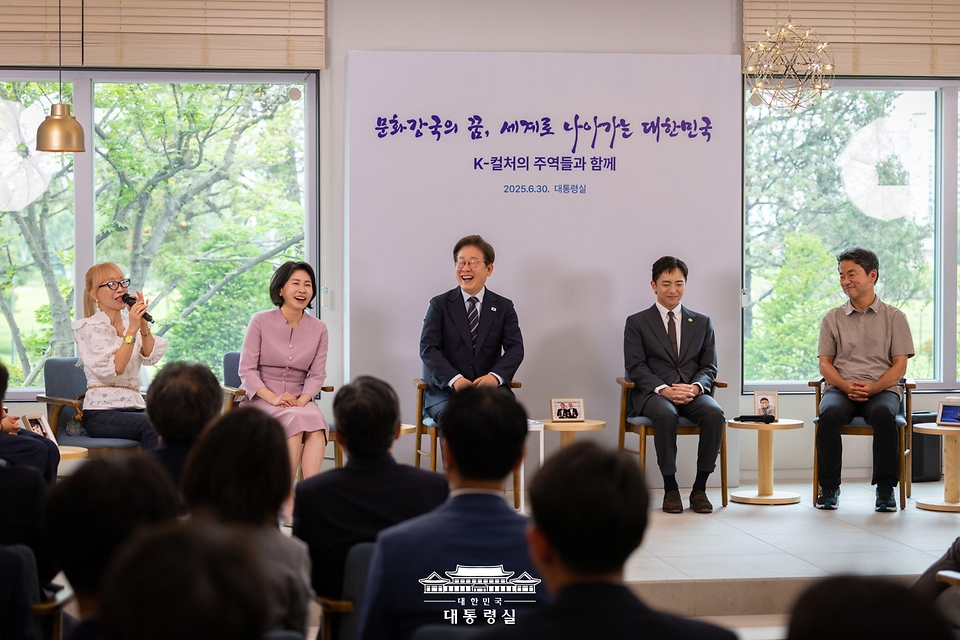 이재명 대통령과 김혜경 여사가 30일 서울 용산 대통령실 파인그라스에서 열린 문화예술계 수상자 간담회에서 성악가 조수미씨 발언을 듣고 있다.