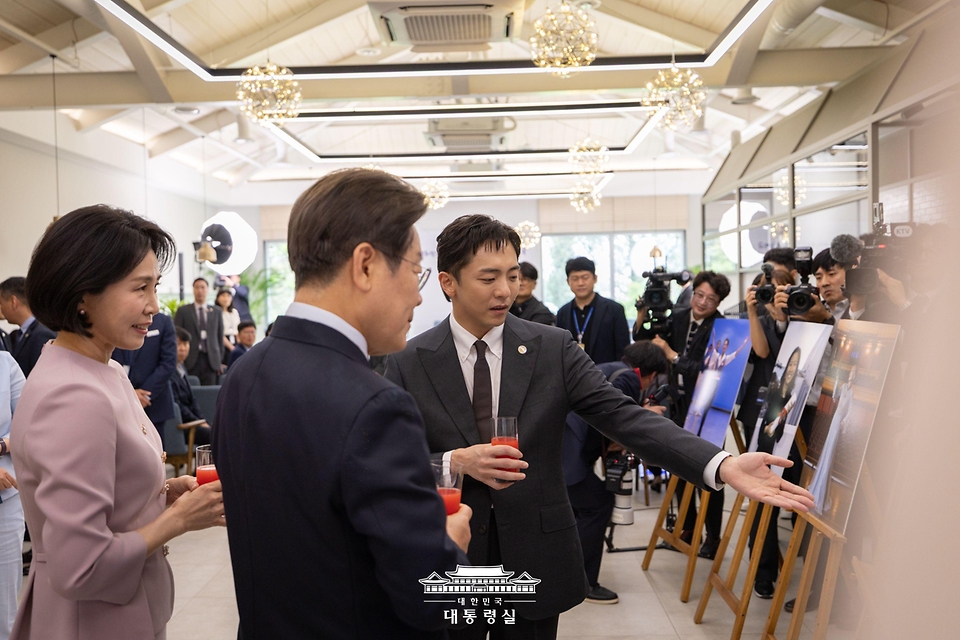 이재명 대통령과 김혜경 여사가 30일 서울 용산 대통령실 파인그라스에서 열린 문화예술계 수상자 간담회에서 뮤지컬 '어쩌면 해피엔딩'으로 토니상 6관왕을 달성한 박천휴 작가에게 설명을 듣고 있다.