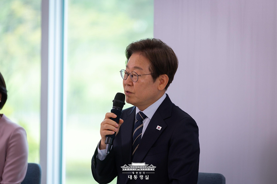 이재명 대통령이 30일 서울 용산 대통령실 파인그라스에서 열린 문화예술계 수상자 간담회에서 발언하고 있다.